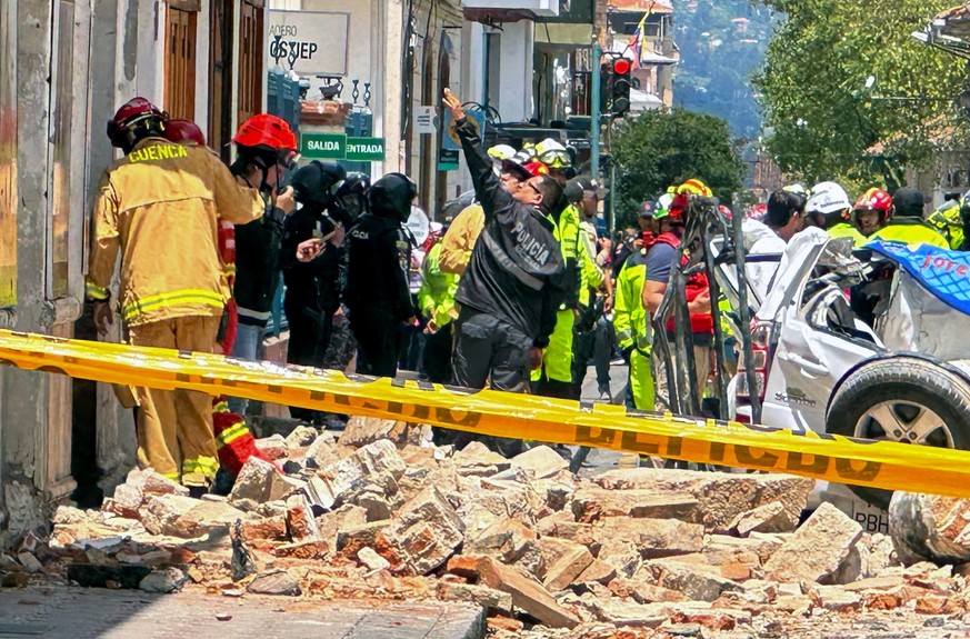 epa10531355 Emergency personnel respond to damage after an earthquake, in Cuenca, Ecuador, 18 March 2023. 14 people in Ecuador and one person in Peru died after the earthquake with a 6.5 magnitude on  ...