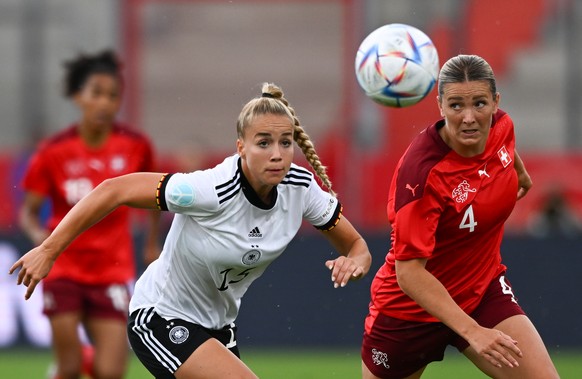 24.06.2022, Th�ringen, Erfurt: Fu�ball, Frauen: L�nderspiele, Deutschland - Schweiz, im Steigerwaldstadion in Erfurt. Deutschlands Giulia Gwinn (l) und die Schweizerin Rachel Rinast k�mpfen um den Bal ...