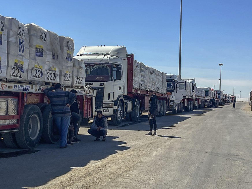 Des camions font la queue dimanche du c