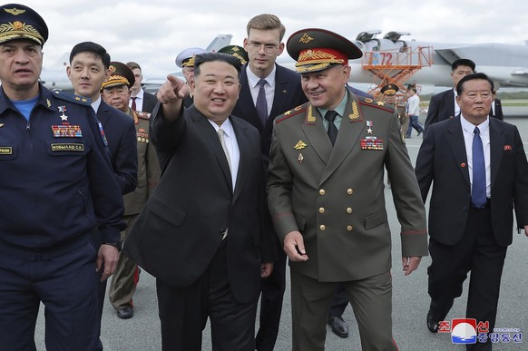 Kim Jong-Un en visite en Russie en septembre 2023, ici avec le ministre russe de la Défense Sergueï Choïgou.