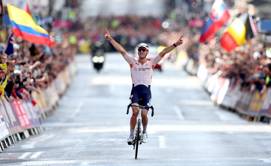 epa10787783 Mathieu van der Poel of the Netherlands wins the Men's Elite Road Race at the UCI Cycling World Championships 2023 in Glasgow, Britain, 06 August 2023. EPA/ROBERT PERRY