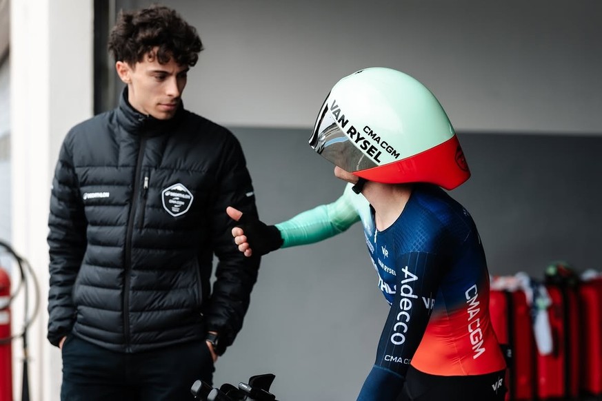 Mathias Ribeiro Da Cruz avec un coureur de l'équipe Decathlon CGA CGM lors de tests sur le circuit Paul Ricard.