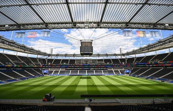 11.06.2024, Hessen, Frankfurt/Main: In der Frankfurt Arena finden letzte Aufbauarbeiten statt. Am 17.06.2024 findet hier das EM-Spiel der Gruppe E zwischen Belgien und der Slowakei statt. Foto: Arne D ...