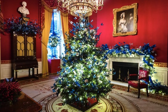 epa12562167 A Christmas tree on display in the Red Room of the White House during a holiday decoration tour for the media in Washington, DC, USA, 01 December 2025. US First Lady Melania Trump announce ...