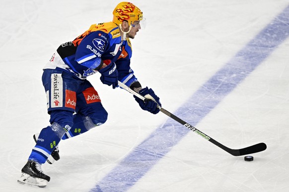 Der Zuercher Sven Andrighetto im zweiten Eishockey Playoff-Halbfinalspiel der National League zwischen den ZSC Lions und dem HC Fribourg Gotteron im Hallenstadion in Zuerich am Sonntag, 10. April 2022 ...