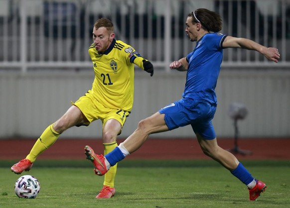 Kosovo&#039;s Benjamin Kololli, right, challenges Sweden&#039;s Dejan Kulusevski during the World Cup 2022 group B qualifying soccer match between Kosovo and Sweden at the Fadil Vokrri stadium in Pris ...