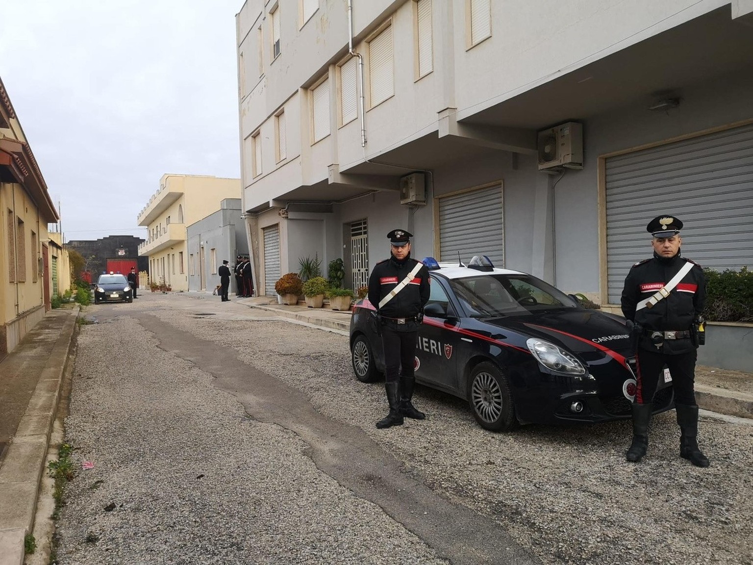 epa10410337 Carabinieri officers stand guard outside the hideout of Cosa Nostra boss Matteo Messina Denaro, following an overnight carabinieri ROS unit raid in Campobello di Mazara, Sicily, southern I ...