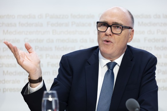 Bundesrat Martin Pfister spricht waehrend einer Medienkonferenz zur Vernehmlassung zur sicherheitspolitischen Strategie der Schweiz und zum weiteren Vorgehen bei der Kampfflugzeugbeschaffung F-35A, am ...