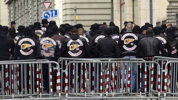 Des membres des Hells Angels devant le palais de justice en mai 2022, pendant le procès de l'altercation entre les clubs de motards Hells Angels et Bandidos à Berne.