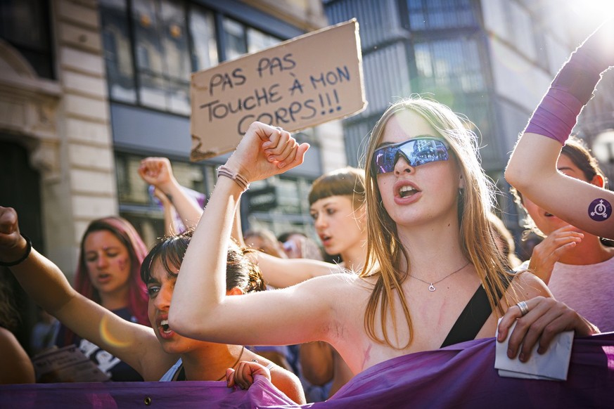 Des femmes manifestent lors d&#039;une marche a l&#039;ocasion de la greve feministe ce mardi 14 juin 2022 a Geneve. (KEYSTONE/Valentin Flauraud)