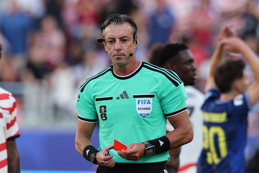epa13079261 Referee Raphael Claus looks on after showing a red card to Folarin Balogun of USA (unseen) during the FIFA World Cup 2026 Round of 32 match USA against Bosnia and Herzegovina, in San Franc ...