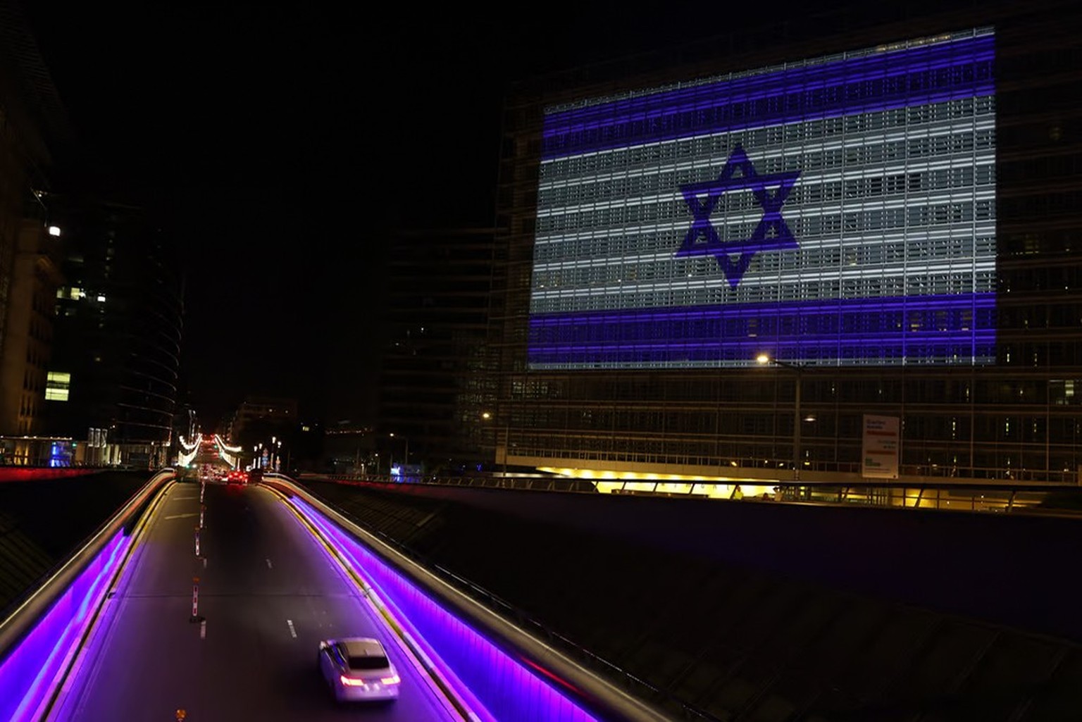 En signe de soutien, la Commission européenne arborait les couleurs d’Israël dimanche soir à Bruxelles