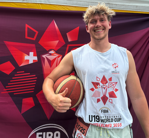Adrien Lamoureux et son t-shirt du Mondial U19 de basket, spécialement conçu pour la course.