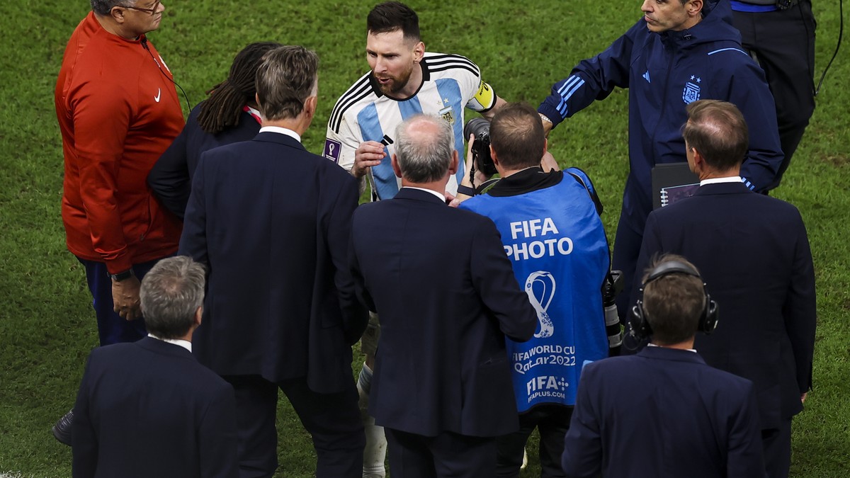 Van Gaal critica el apoyo a Messi