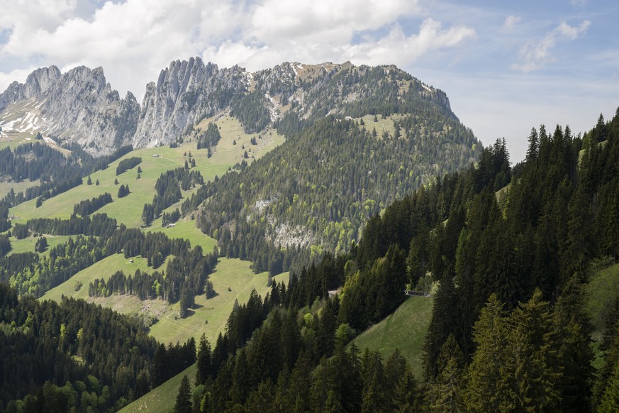 epa12927768 Gastlosen mountains seen from the Jaun Pass during the fourth stage, a 149,6 km race between Broc and Charmey at the 79th Tour de Romandie UCI World Tour Cycling race, in Charmey, Switzerl ...