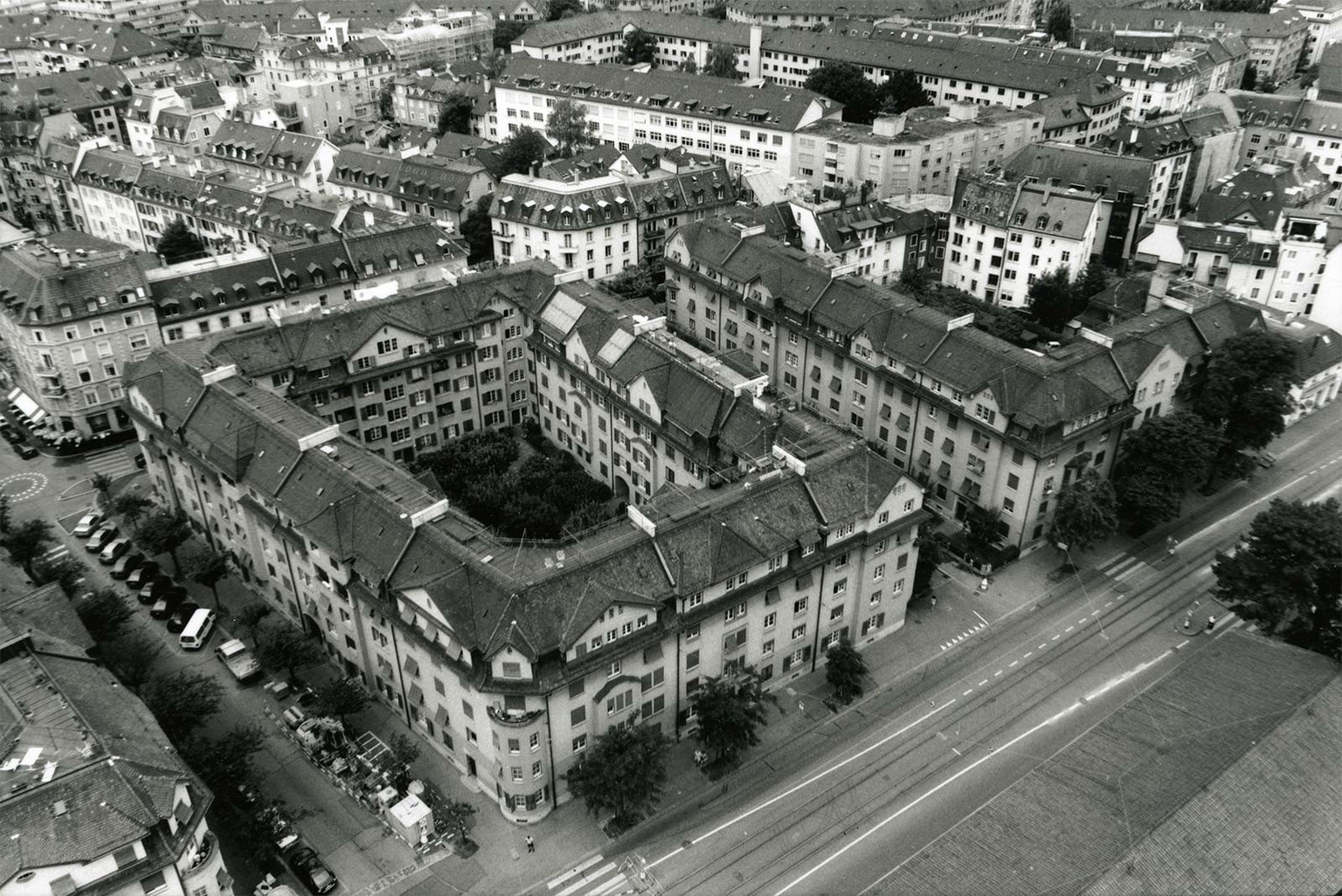 Le lotissement Limmat I, construit en 1908, est le premier immeuble locatif zurichois d’utilité publique. Photo de Ralph Hut, 2003.
https://baz.e-pics.ethz.ch/catalog/BAZ/r/289035/viewmode=infoview/qs ...