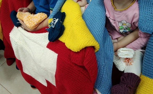 Guy Rossoz tricote des couvertures pour les enfants de l'un des hôpitaux de Kiev, en Ukraine.