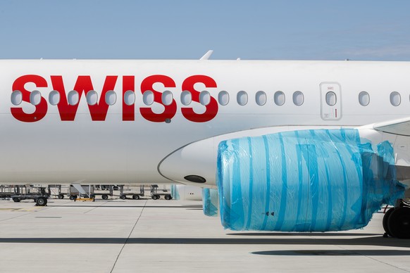 ARCHIVBILD ZUR PRAEZISIERUNG DES STELLENABBAUS BEI DER SWISS, AM DIENSTAG, 15. JUNI 2021 - coVIDE Photo Set - A &quot;Swiss&quot; airline airplane with covered reactors is pictured at the Geneva airpo ...