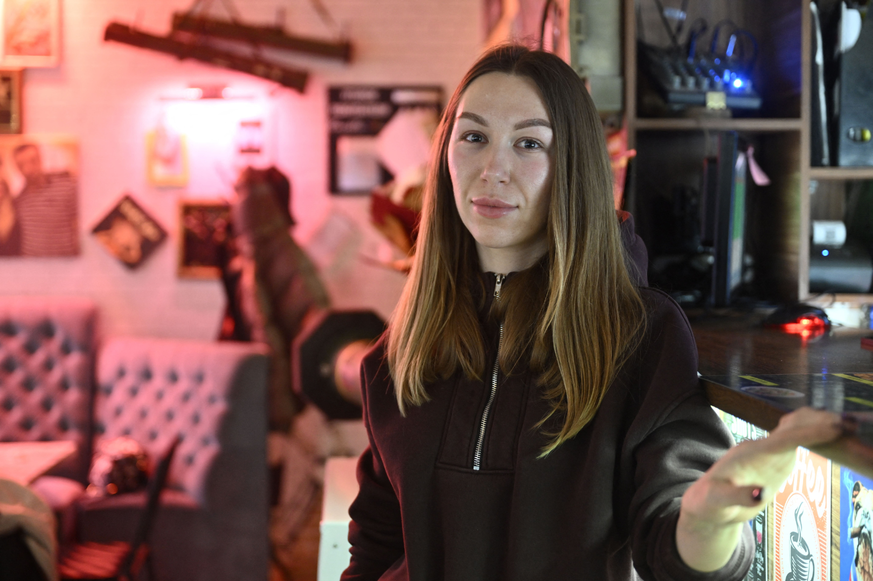Polina Yakovenko, 29 ans, dans un café de la ville de Mezhova le 24 janvier 2025.