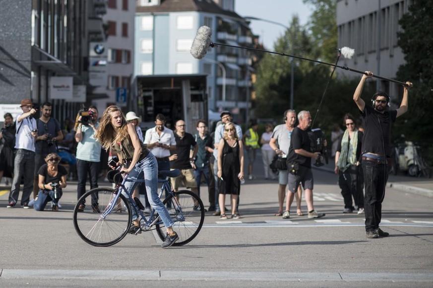 Schauspielerin Noemie Schmidt als Laura auf dem Set waehrend dem Dreh zum Film &quot;Wolkenbruchs wunderliche Reise in die Arme einer Schickse&quot;, aufgenommen am Samstag, 26. August 2017 in Zuerich ...