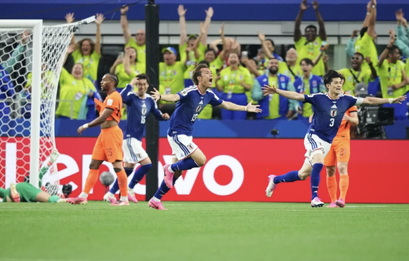 La joie des volontaires sur le but égalisateur du Japon.