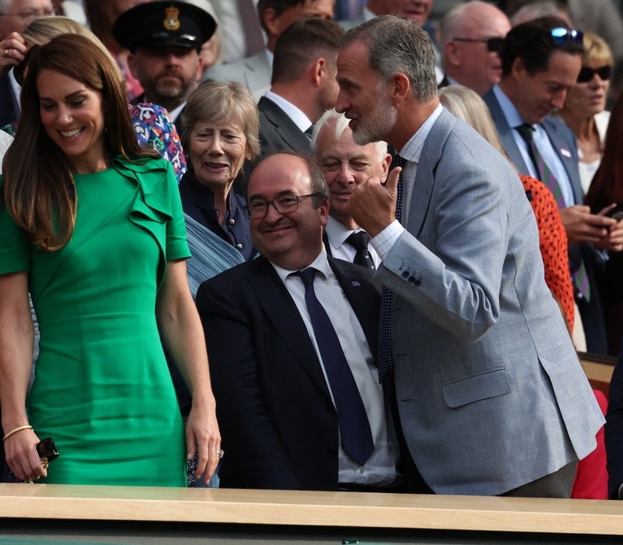 epa10750159 Britain&#039;s Catherine Princess of Wales (L) and Spain&#039;s King Felipe VI (R) have a chat during the Men&#039;s Singles final match Novak Djokovic of Serbia against Carlos Alcaraz of  ...