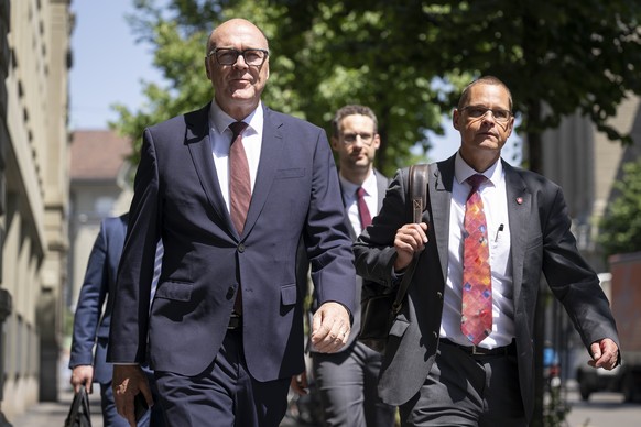 Bundesrat Martin Pfister, links, und Urs Loher, Ruestungschef, rechts, kommen zu einer Medienkonferenz ueber die Ruestungspolitische Strategie des Bundesrates, am Freitag, 20. Juni 2025, im Medienzent ...