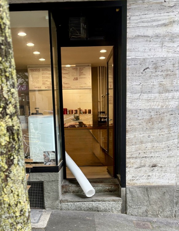 Portes de magasins ouvertes en pleine chaleur pour laisser sortir les tuyaux des climatiseurs