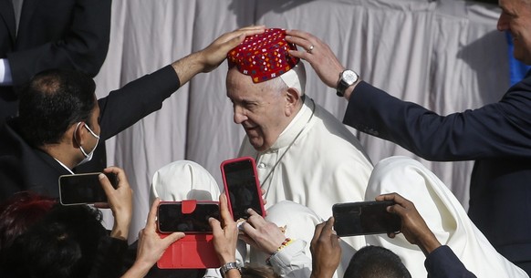 epa09193063 Pope Francis receives a hat during the general audience with the public after the restrictions due to the coronavirus pandemic were lifted at the Vatican, 12 May 2021. EPA/FABIO FRUSTACI
