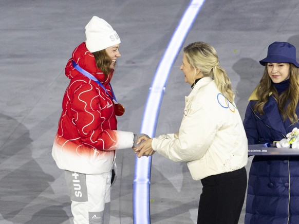 La Suissesse Nadja Kälin a reçu sa médaille de bronze cueillie sur le 50 km de fond des mains de la présidente du CIO Kirsty Coventry.