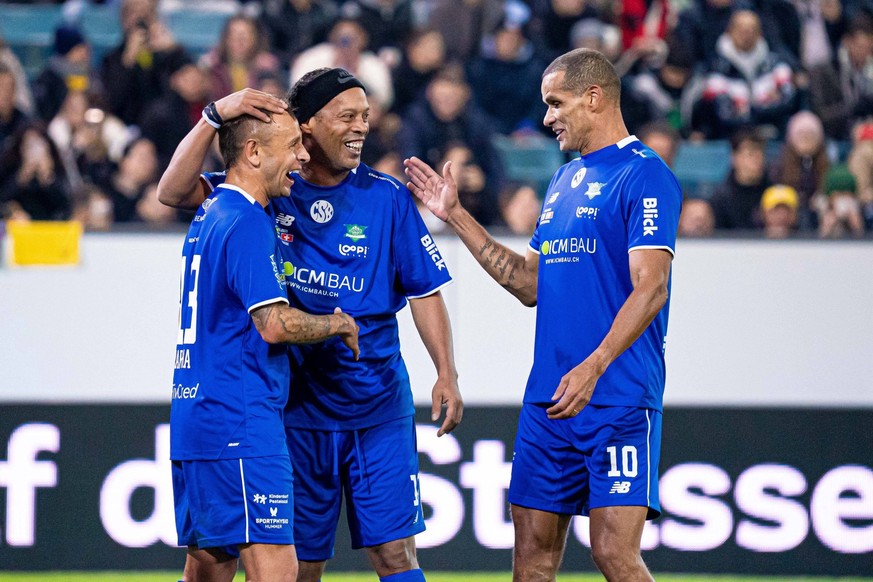 Ronaldinho, Rivaldo (à droite) et Rafinha (à gauche) se congratulent.