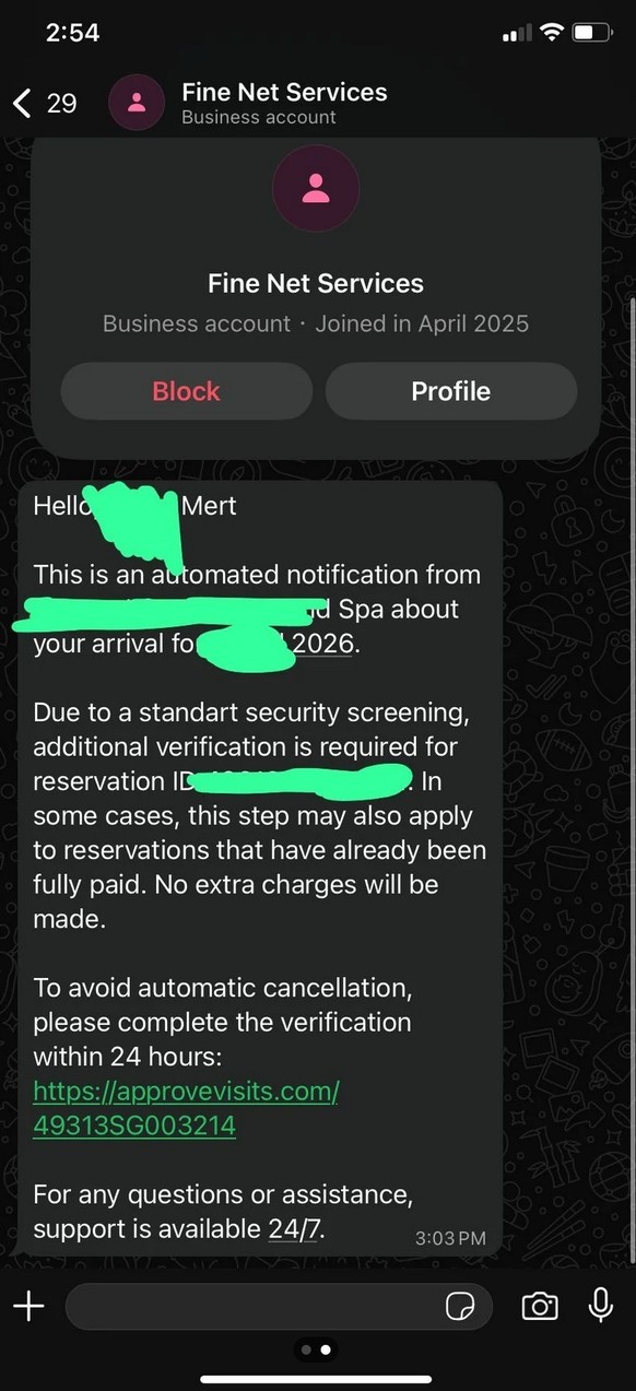Un exemple de message WhatsApp suspect. Le personne est ici invitée à procéder à une vérification afin d'éviter une annulation automatique de sa réservation.
