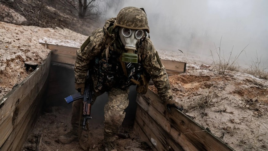 Un soldat ukrainien lors d&#039;un exercice: l&#039;armée devrait également être attaquée par la Russie avec des grenades à gaz. (Photo d&#039;archive)