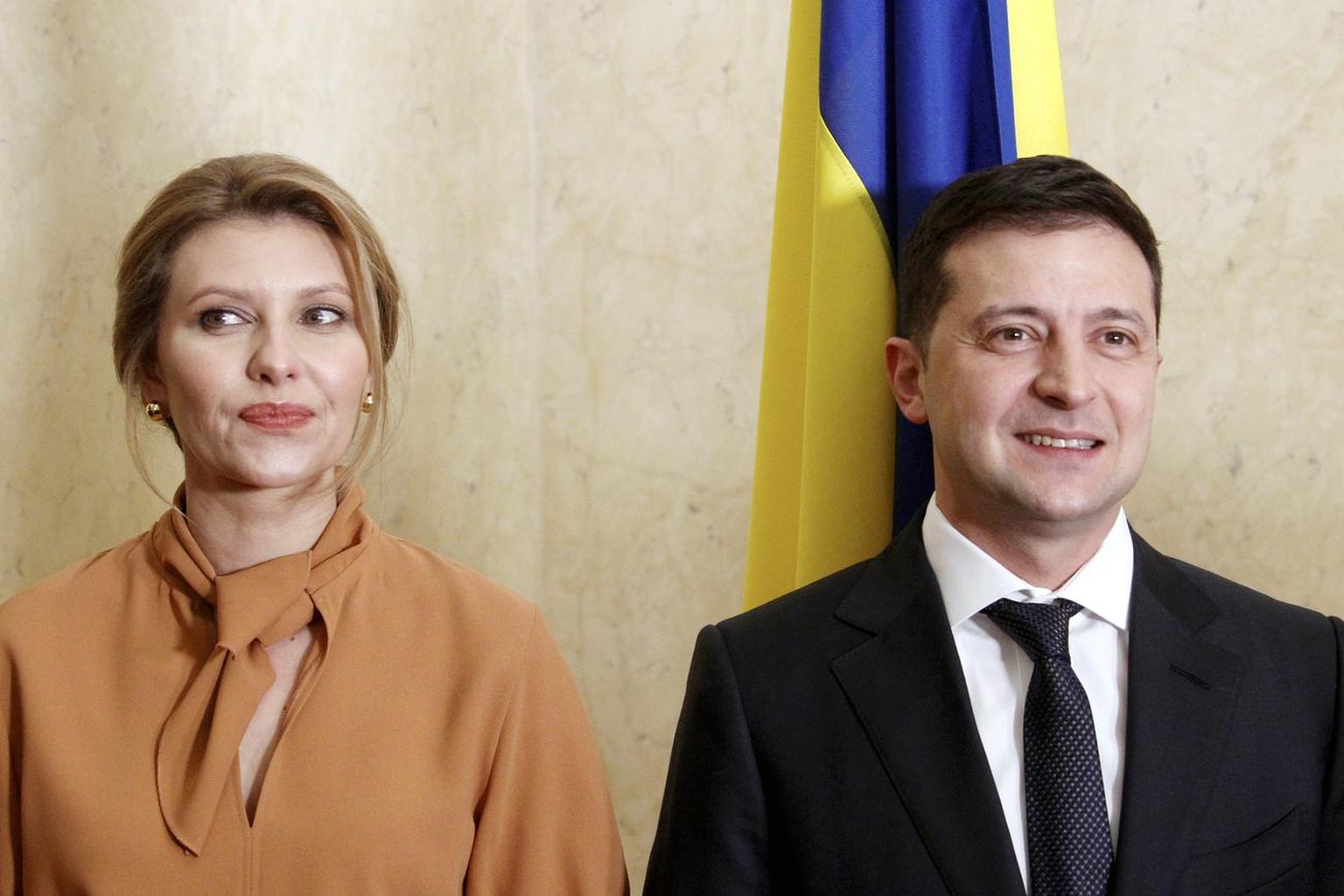epa08026107 President of Ukraine Volodymyr Zelenskiy (R) and Ukraine&#039;s First Lady Olena Zelenska (L) pose for photos during a welcoming ceremony in Tallinn, Estonia, 26 November 2019. Ukrainian P ...