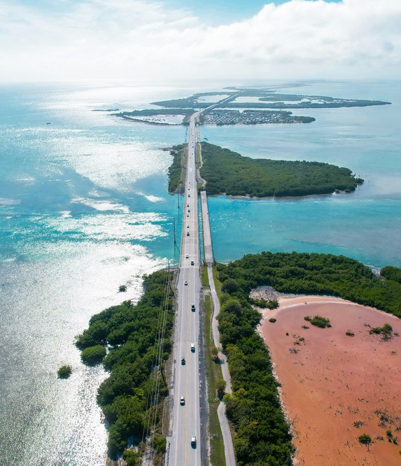 Quitter le chaos de Miami pour filer au bout du monde, au volant d’une Mustang décapotable, c’est vivre le cliché américain dans toute sa splendeur. Quatre heures de route, 42 ponts et un chapelet d’î ...