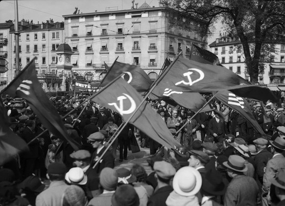 Manifestation du Parti communiste suisse lors de la fête du 1er mai 1934 à Genève. Le parti a été fondé le 5 mars 1921.