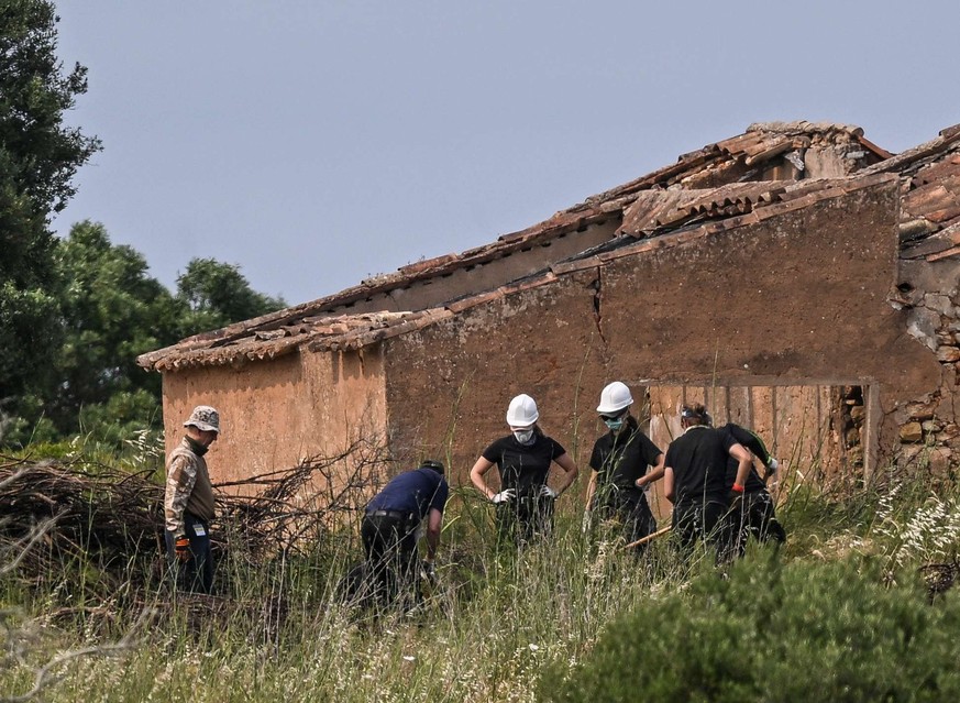 Le 3 juin 2025, la police portugaise et environ 25 enquêteurs allemands ont fouillé des sous-bois et un bâtiment abandonné au Portugal dans le cadre de l&#039;enquête sur la disparition de la petite f ...