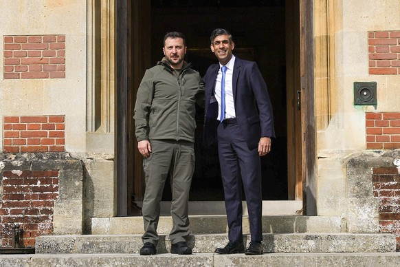 epa10628987 A handout photo made available by the British Prime Minister&#039;s Office No.10 Downing Street shows Britain&#039;s Prime Minister Rishi Sunak (R) welcoming Ukraine&#039;s President Volod ...