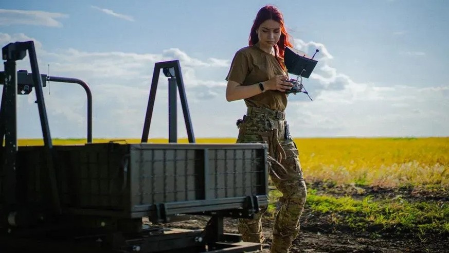 Une femme soldat de la brigade Khartiia manipule un drone.