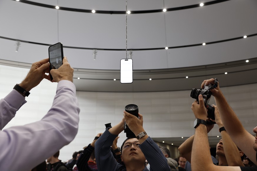 epa12365578 People record and take photos of the new Apple iPhone 17 Pro at an Apple product launch event on the campus of Apple Park in Cupertino, California, USA, 09 September 2025. EPA/JOHN G. MABA ...