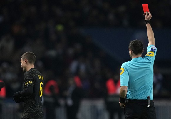 Referee Ruddy Buquet shows a red card to PSG&#039;s Marco Verratti, left, during the French League One soccer match between Paris Saint-Germain and Reims at the Parc des Princes in Paris, Sunday, Jan. ...