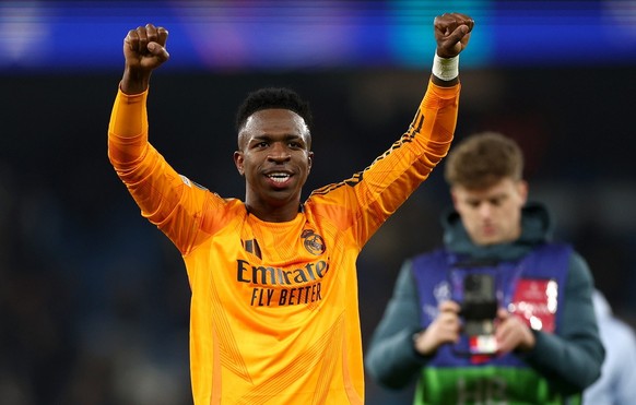 epa11889409 Vinicius Junior of Real Madrid celebrates towards fans after winning the UEFA Champions League knockout phase play-offs 1st leg match between Manchester City and Real Madrid, in Manchester ...
