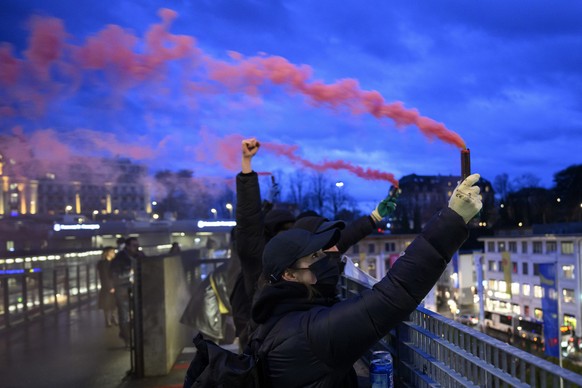 Des personnes brandissent des fumigenes rose alors que d&#039;autres personnes defilent avec des pancartes lors d&#039;une manifestation lors de la journee internationale des droits des femmes ce merc ...