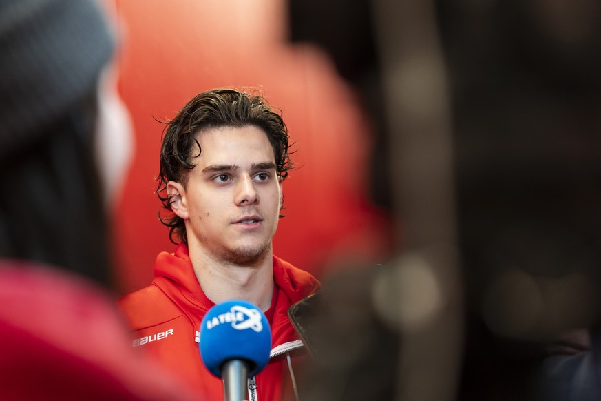 Theo Rochette repond aux journalistes lors d'une rencontre avec les medias avant les playoffs du Lausanne Hockey Club (LHC) ce mardi 17 mars 2026 a Lausanne. (KEYSTONE/Cyril Zingaro)