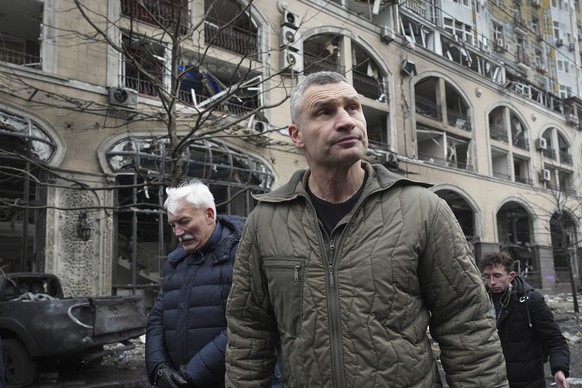 Mayor of Kyiv Vitali Klitschko inspects damage around a residential building hit by a Russian rocket attack, in Kyiv, Ukraine, Friday, Dec. 20, 2024. (AP Photo/Efrem Lukatsky)