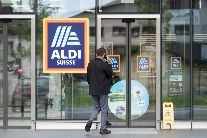 A customer enters the Aldi Suisse branch in Ingenbohl, in the Canton of Schwyz, Switzerland, on August 22, 2019. (KEYSTONE/Gaetan Bally)

Ein Kunde betritt die Aldi Suisse Filliale in Ingenbohl, Kanto ...