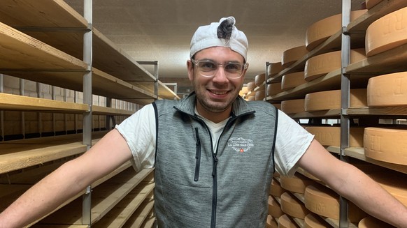 Simon Miguet dans ses caves.