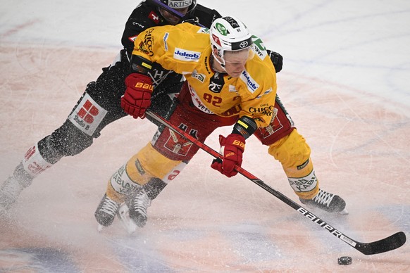 From left, Lugano?s player Calle Andersson and Tiger&#039;s player Harri Pesonen, during the preliminary round game of National League (NL) Swiss Championship 2022/23 between HC Lugamo and SCL Tigers  ...