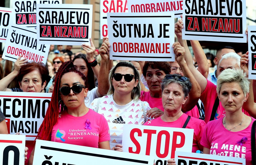 epa10800274 People attend a peaceful protest march in Sarajevo, Bosnia and Herzegovina, 14 August 2023. The protest was organized after Nermin Sulejmanovic, from the Bosnian town of Gradacac, killed h ...