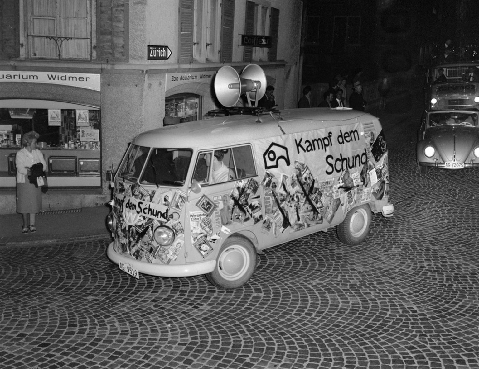 Ein VW-Bus mit Lautsprechern und mit der Aufschrift &quot;Kampf dem Schund&quot; fuehrt im Kampf gegen sogenannt &quot;minderwertige&quot; Literatur den Umzug mit zahlreichen Teilnehmern an, die einen ...
